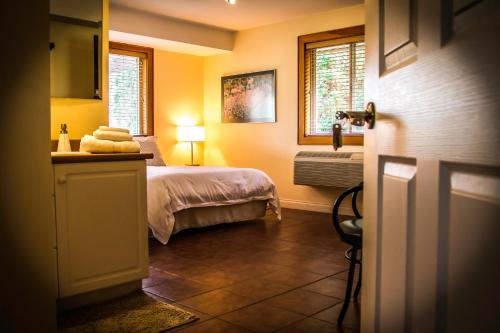 um quarto com uma cama e uma janela em All Seasons Bed & Breakfast em Kelowna
