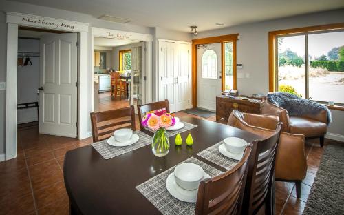 una sala da pranzo e un soggiorno con tavolo e sedie di All Seasons Bed & Breakfast a Kelowna