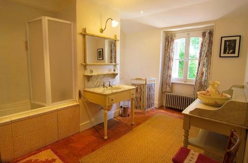 une salle de bain avec un lavabo et un miroir dans l'établissement Le Château, à Champagny-sous-Uxelles