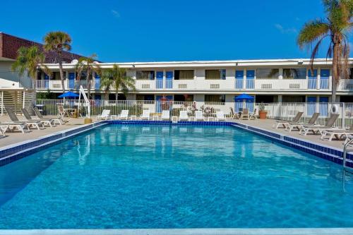 une grande piscine en face d'un hôtel dans l'établissement Motel 6-Cocoa Beach, FL, à Cocoa Beach