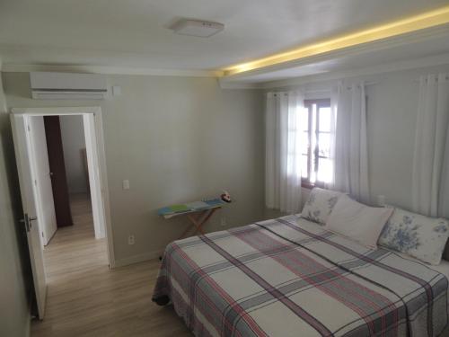 - une chambre avec un lit et une fenêtre dans l'établissement Casa Parque e Kartódromo, à Penha