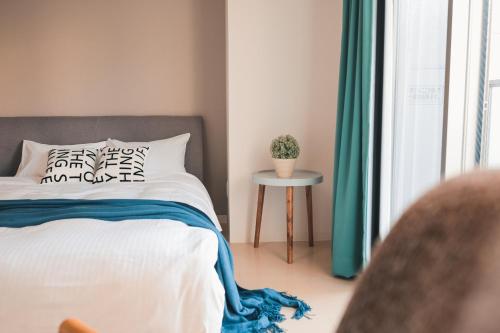 a bedroom with a bed with a pillow and a table at 谷町君 星ホテル 新深江59 in Osaka