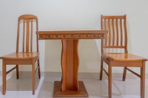 2 chaises, une table et 2 chaises dans l'établissement Jo Homestay Cengkareng, à Jakarta