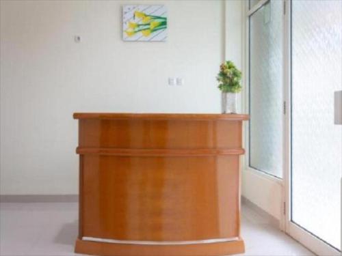 un podium en bois dans une chambre avec fenêtre dans l'établissement Jo Homestay Cengkareng, à Jakarta
