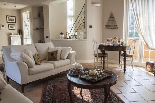 a living room with a couch and a table at B&B Armonie in Ranica