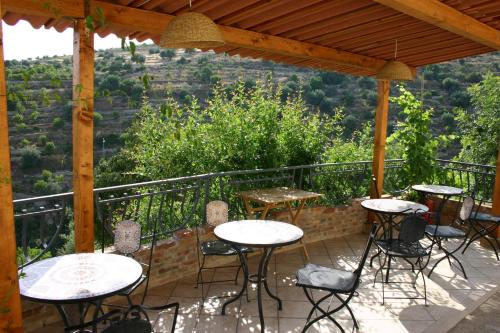 A balcony or terrace at La Suma Sumalia
