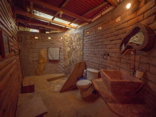 uma casa de banho com um WC e um lavatório em 2 bedroom cottage, 3 blocks from beach and center of San Juan em San Juan del Sur