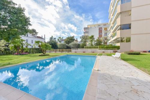 une piscine devant un immeuble dans l'établissement 4P Apartment with Terrace Sea View and Pool, à Cannes