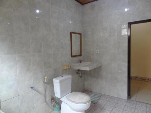 Un baño de Sunarta House Homestay