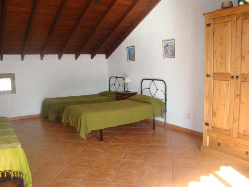Habitación con 2 camas en una habitación en Casa Rural Paisajes de Tejeda, en Tejeda