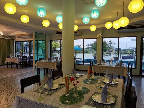 ห้องอาหารหรือที่รับประทานอาหารของ Menam Resort