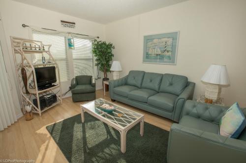 un soggiorno con divano e tavolino da caffè di Sandpiper Cove #9226 Condo a Destin