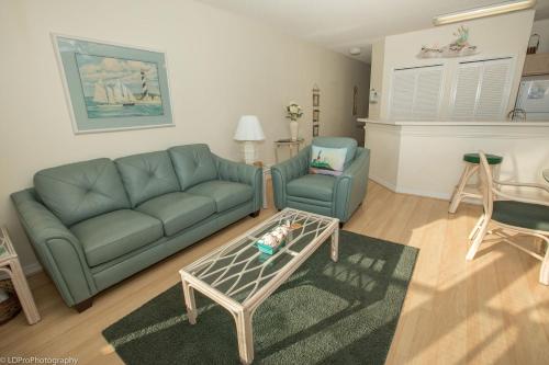 un soggiorno con divano e tavolo di Sandpiper Cove #9226 Condo a Destin