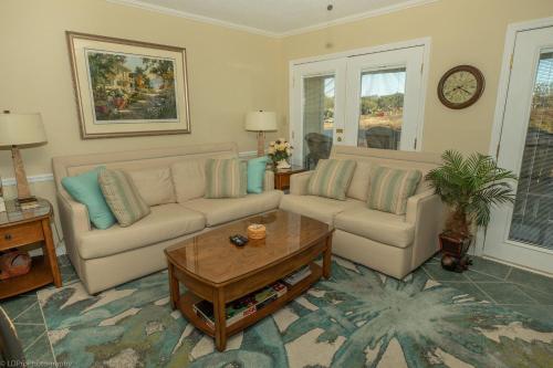 een woonkamer met een bank en een salontafel bij Sandpiper Cove 4216 Destin Condo in Destin