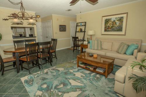 een woonkamer met een bank en een tafel bij Sandpiper Cove 4216 Destin Condo in Destin