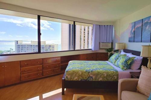 Postel nebo postele na pokoji v ubytování Waikiki Marina Studio, Ocean view, Free Parking & Wifi