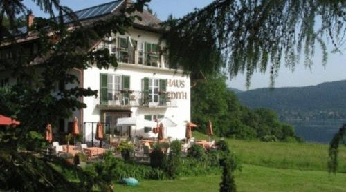 un gran edificio blanco al lado de un campo en Haus Edith, en Maria Wörth