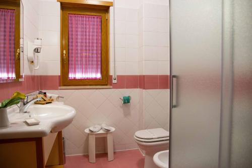 Hotel Maddaloni tesisinde bir banyo