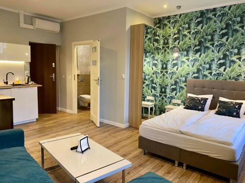 - une chambre avec un lit orné d'une grande fresque murale dans l'établissement Apartmenty Mariacka 20 -Self Check-In 24h -Loud on the weekends - by Kanclerz Investment, à Katowice