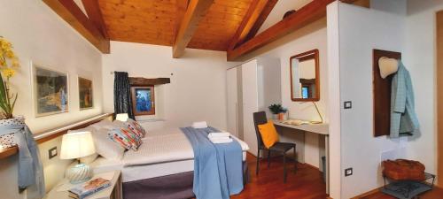 a living room with a couch and a desk at Camere B81 di Strain Neva in San Dorligo della Valle