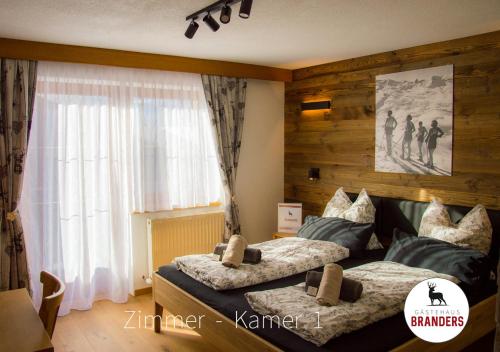 Una cama o camas en una habitación de Gästehaus Branders