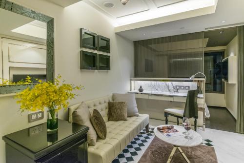 A seating area at Hotel Pravo Hong Kong