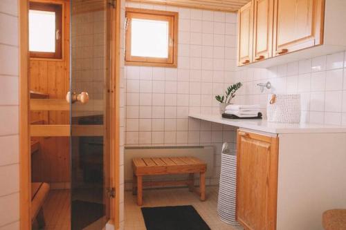 een keuken met een wastafel en een aanrecht bij Katve Nature Retreat in Kirkkonummi