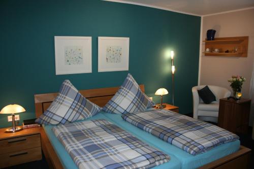 - une chambre avec un lit et des oreillers à tresses dans l'établissement Gästehaus Albers, à Cochem