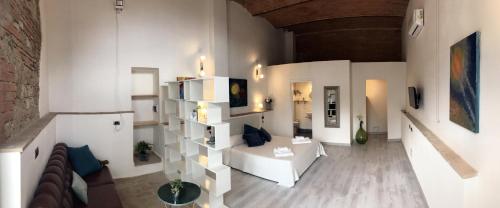 sala de estar con sofá y estante en L'Albero Di Gamelì, en Chiusi