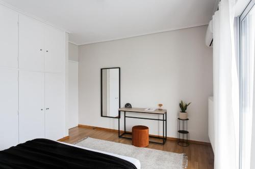 Ένα ή περισσότερα κρεβάτια σε δωμάτιο στο Spacious & Airy 1BR Apartment near HELEXPO Marousi by UPSTREET