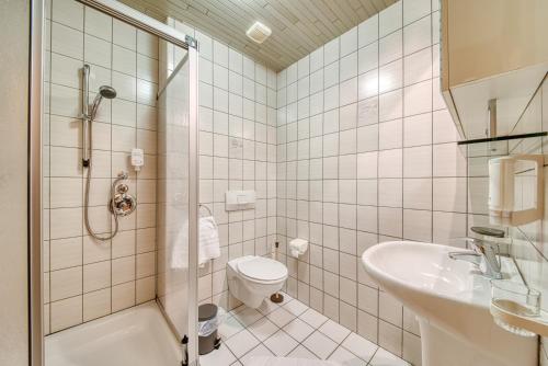 Bilik mandi di Apartment Haus Tiefenbach