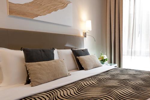 Un ou plusieurs lits dans un hébergement de l'établissement Daphne Luxury Suites