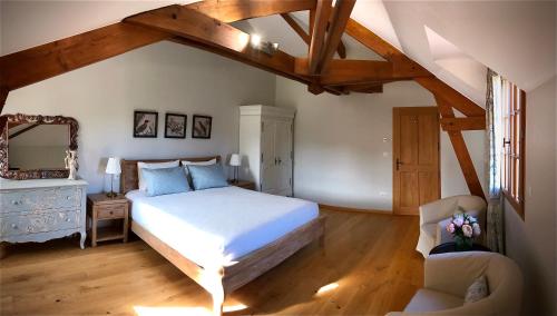 Ein Bett oder Betten in einem Zimmer der Unterkunft Les Cèdres du Linard, Chambres d'Hôtes B&B Near Lascaux, Montignac, Sarlat-la-Canéda, Dordogne