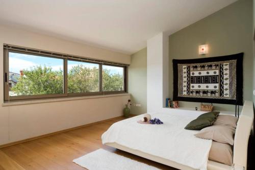 sypialnia z dużym łóżkiem i dużym oknem w obiekcie Sunny Summer House 4* w Rovinj