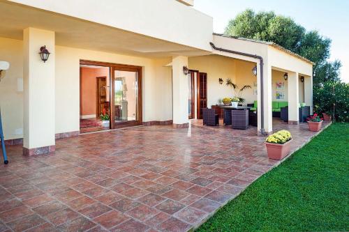 a patio of a house with a brick yard at Villa Laura in Marsala