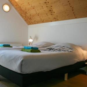 ein großes Bett in einem Zimmer mit in der Unterkunft Roggebroek 27 in Stavoren