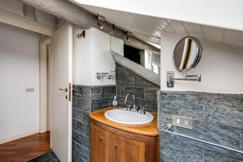 bagno con lavandino e specchio di Duplex incantevole sui tetti nel cuore dei Navigli a Milano