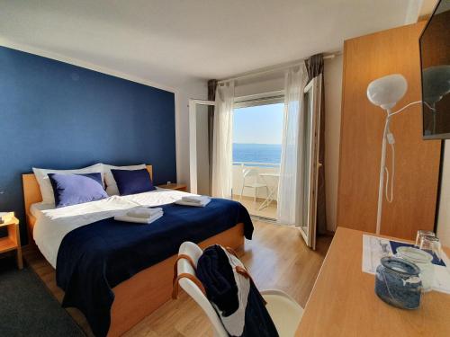 A bed or beds in a room at Beach Rooms Split