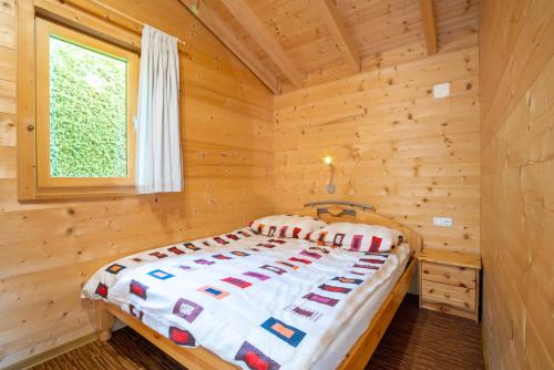 Säng eller sängar i ett rum på Mountain-Chalets Sonnenberg