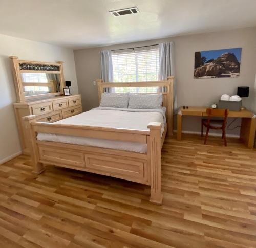 a bedroom with a bed and a desk at Casa De Frank in Joshua Tree