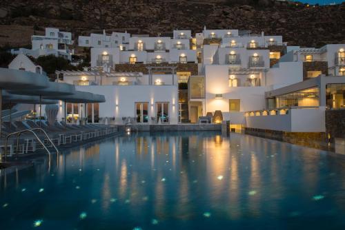 בריכת השחייה שנמצאת ב-Mykonos Riviera Hotel & Spa, a member of Small Luxury Hotels of the World או באזור