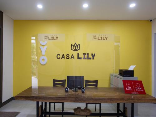 einen Tisch in einem Zimmer mit gelber Wand in der Unterkunft Super OYO 570 Casa Lily in Manila