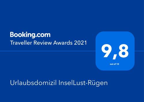 una caja azul con los premios de revisión de textos de viajero en Urlaubsdomizil InselLust-Rügen en Sassnitz