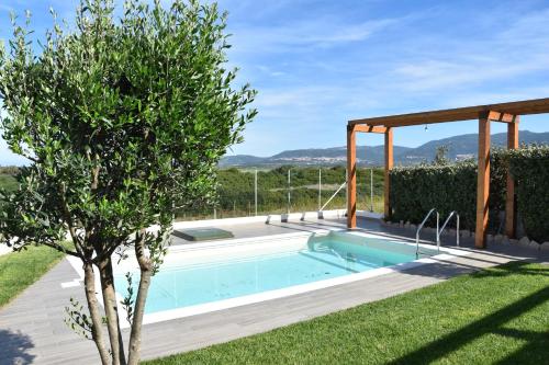 ヴァッレドーリアにあるMove to Sardinia apartmentsの木の植わる庭のスイミングプール