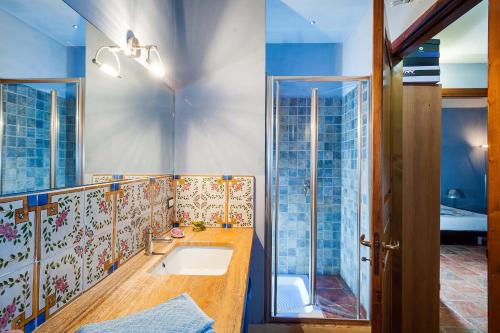 W łazience znajduje się umywalka i prysznic. w obiekcie Villa Laura w mieście Marsala