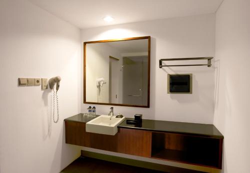 Et badeværelse på Hotel Neo+ Green Savana Sentul City