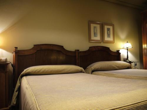 Llit o llits en una habitació de Apartamentos Cueto Mazuga I