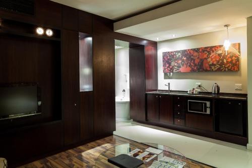 Una cocina o zona de cocina en Colosseum Hotel