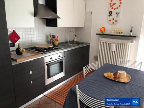 una cocina con una mesa con un plato de fruta. en Gaia house en Milán
