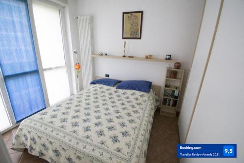 Un dormitorio con una cama con una manta. en Gaia house, en Milán